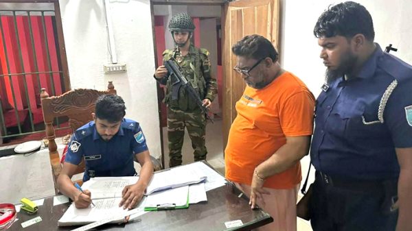 সেনাবাহিনীর হাতে বিএনপির চিহ্নিত চাঁদাবাজ আতাউর আটক