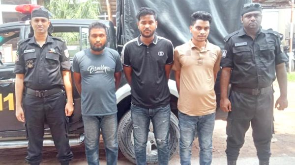 রূপগঞ্জে ৯৯ বোতল ফেন্সিডিলসহ আটক ৩