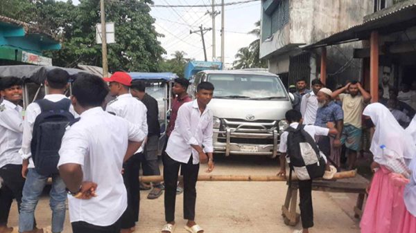 আন্দোলনরত শিক্ষার্থীদের উপর হামলা, সড়ক অবরোধ : আহত ১১