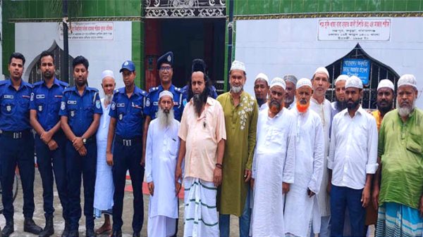 ফতুল্লায় মাজারের নিরাপত্তায় অতিরিক্ত পুলিশ মোতায়েন