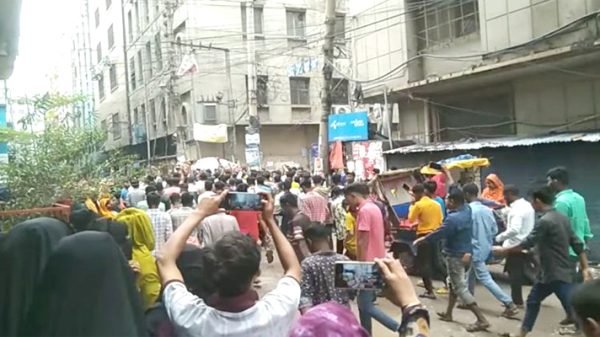 ফতুল্লার বিসিকে চাকরি প্রত্যাশীদের বিক্ষোভ
