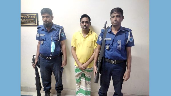 ডিবি হারুনের ‘ক্যাশিয়ার’ মোকাররম গ্রেপ্তার