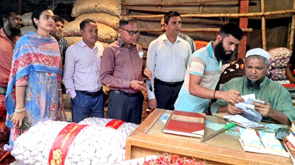 শহরের দিগুবাবু বাজারে টাস্কফোর্সের অভিযান, ২ প্রতিষ্ঠানকে জরিমানা