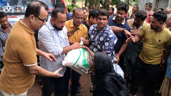 বন্যার্তদের মাঝে রূপগঞ্জ ক্লাবের ত্রাণ বিতরণ