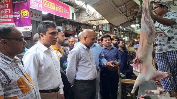শহরের দিগুবাবুর বাজারে স্পেশাল টাস্কফোর্সের অভিযান