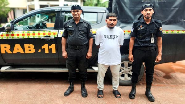 চাষাড়ায় ছাত্রদের ওপর সশস্ত্র হামলাকারী হকার নেতা আসাদ গ্রেপ্তার