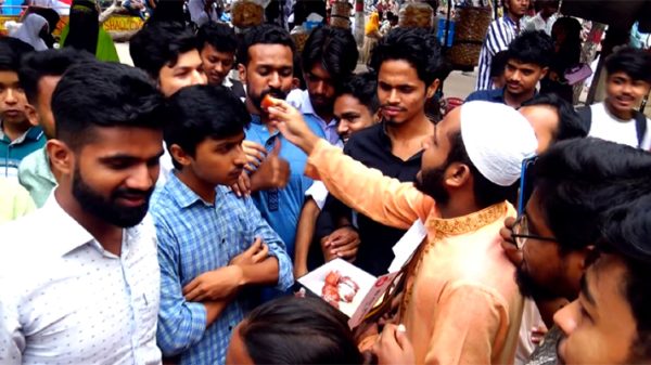ছাত্রলীগ নিষিদ্ধ হওয়ায় শিক্ষার্থীদের আনন্দ মিছিল ও মিষ্টি বিতরণ