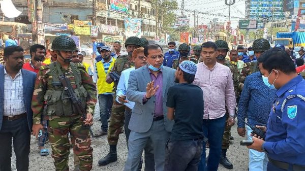 অবৈধ পার্কিং ও লাইসেন্স না থাকায় নগরীতে ২৭ যানবাহন জব্দ