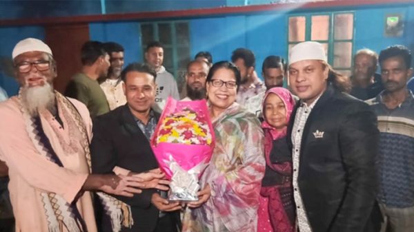 মহিলা নেত্রী নাসরিন হাসানকে ফুলেল শুভেচ্ছা জানালেন কৃষকদল নেতা সোহেল