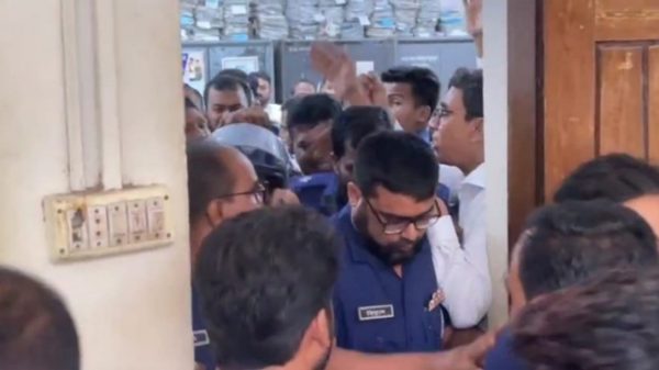 শুনানি শেষে এজলাসের প্রবেশমুখে সাবেক আইনমন্ত্রীকে মারধর