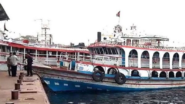 নারায়ণগঞ্জে বৈরী আবহাওয়ায় লঞ্চ চলাচল বন্ধ