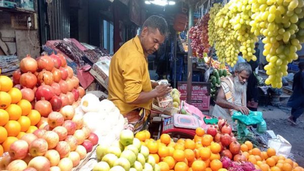 জ্যৈষ্ঠের শুরুতে রসালো ফলে ভরপুর নারায়ণগঞ্জ