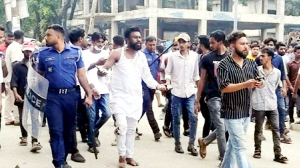 ফতুল্লায় পশুর হাটের শিডিউল নিয়ে দফায় দফায় সংঘর্ষ, আহত ২০