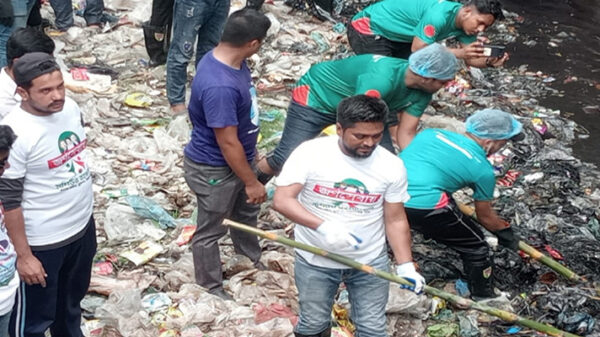 জলাবদ্ধতা মুক্ত করতে খালে নামলেন যুবদল নেতা রনি
