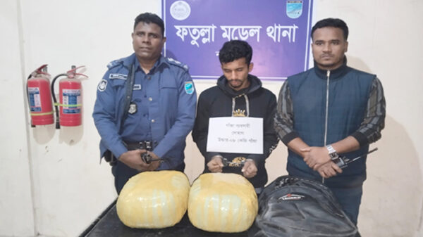 ফতুল্লায় স্কুল ব্যাগে মিলল ৮ কেজি গাঁজা, যুবক গ্রেফতার