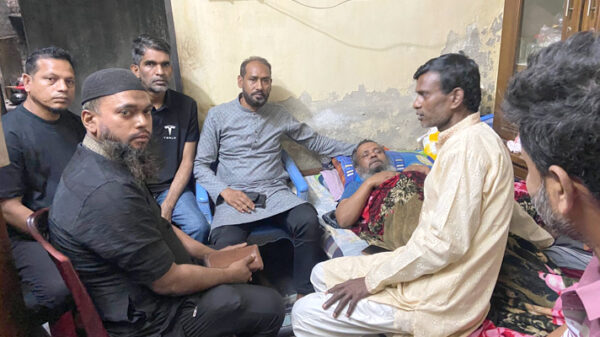 এনায়েতনগরে অসুস্থ মনির মেম্বারকে দেখতে বিএনপি নেতারা