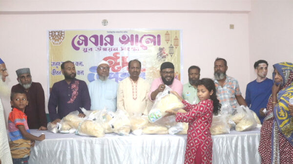 ফতুল্লায় সেবার আলো যুব উন্নয়ন সংস্থার উদ্যোগে ঈদ সামগ্রী বিতরণ