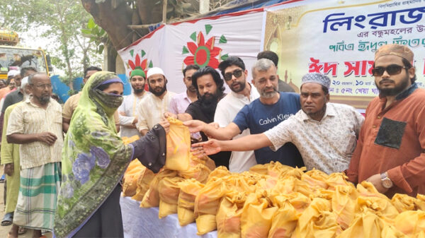 নারায়ণগঞ্জে লিংরাজ খানের বন্ধু মহলের উদ্যোগে ঈদ সামগ্রী বিতরণ