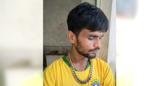 পুলিশকে কুপিয়ে অস্ত্র লুট মামলার আসামী মানিক গ্রেপ্তার