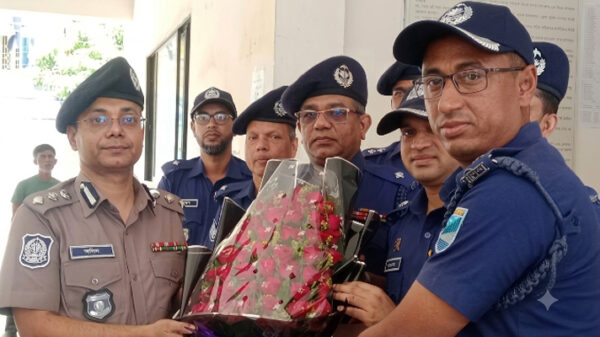 ফতুল্লা থানা পরিদর্শনে অতিরিক্ত ডিআইজি এম এ জলিল